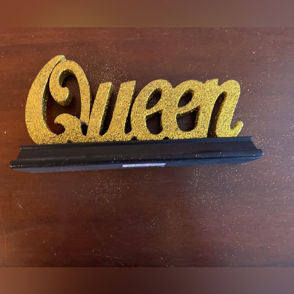 QUEEN DESK DECOR